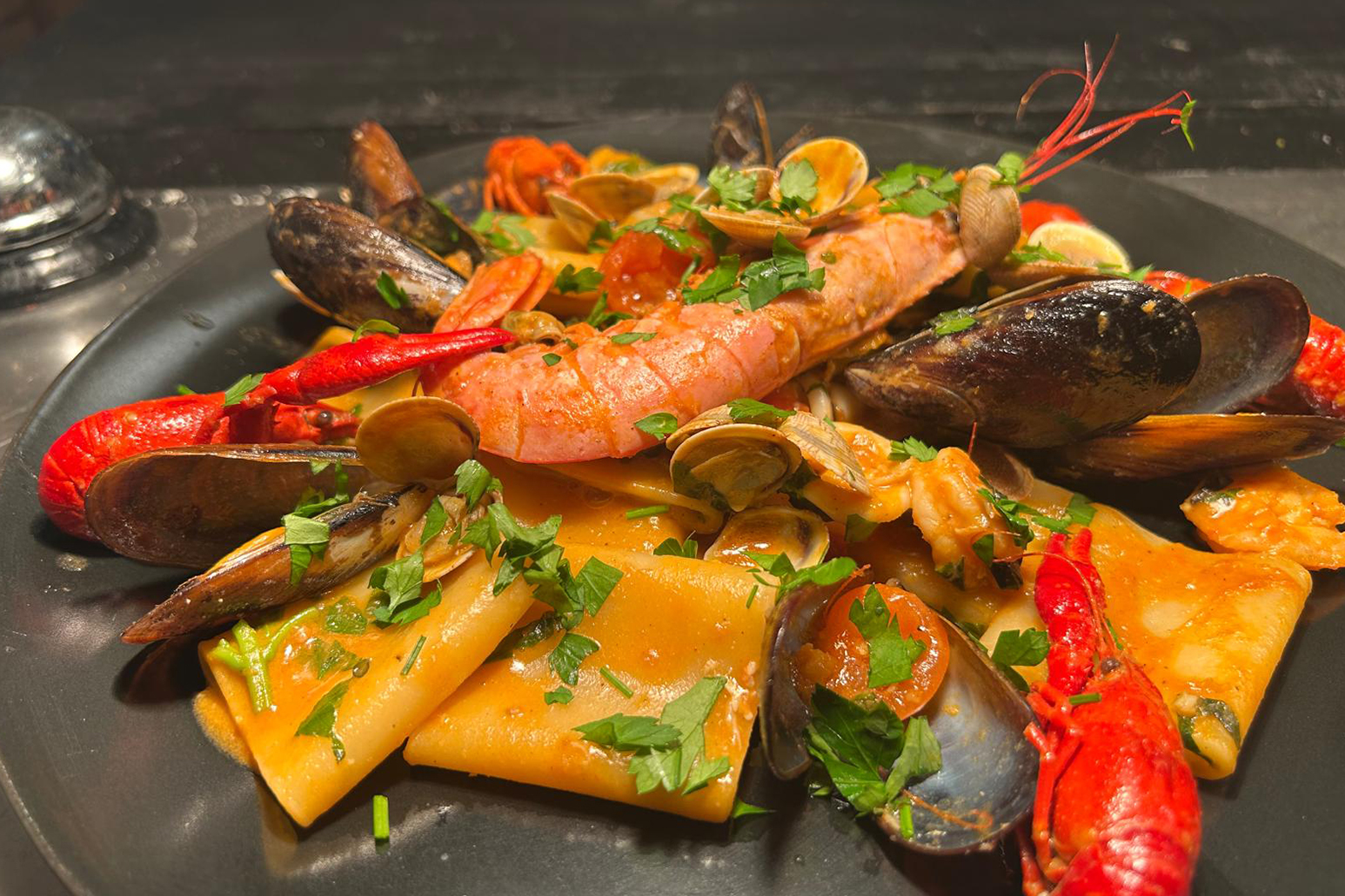 Scialatielli allo scoglio con cozze, vongole, gamberi e astice del ristorante Quei Bravi Ragazzi